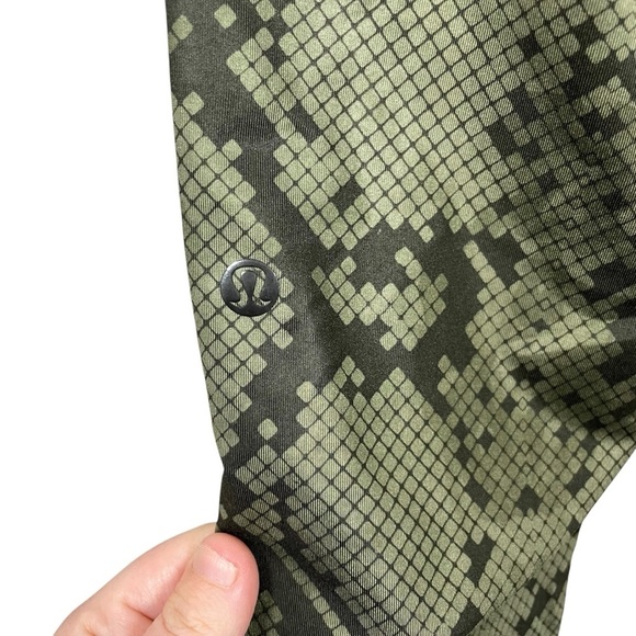 Lululemon Jet Crop Slim Luxtreme Pants Ziggy Snake Fatigue Green Gator Size 4 - Picture 15 of 16